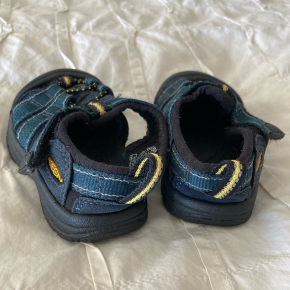 Toddler blue Keen Newport H2 sandals size 4, with covered toe and Vibram sole - Picture 3 of 6